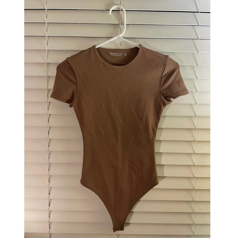 NWOT Abercrombie Brown Short Sleeve Bodysuit - Size Extra Small